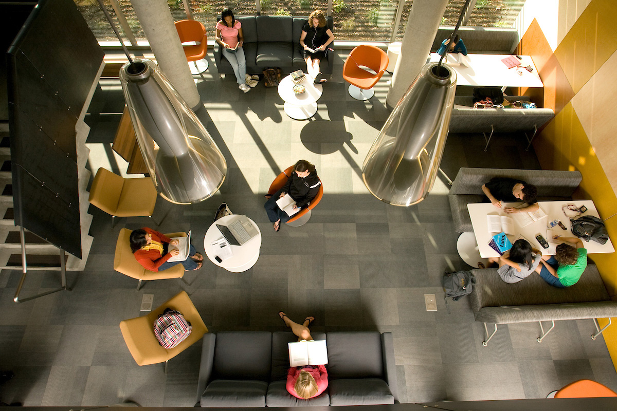 Mid Quad Dorm Lounge CMC, Claremont McKenna College